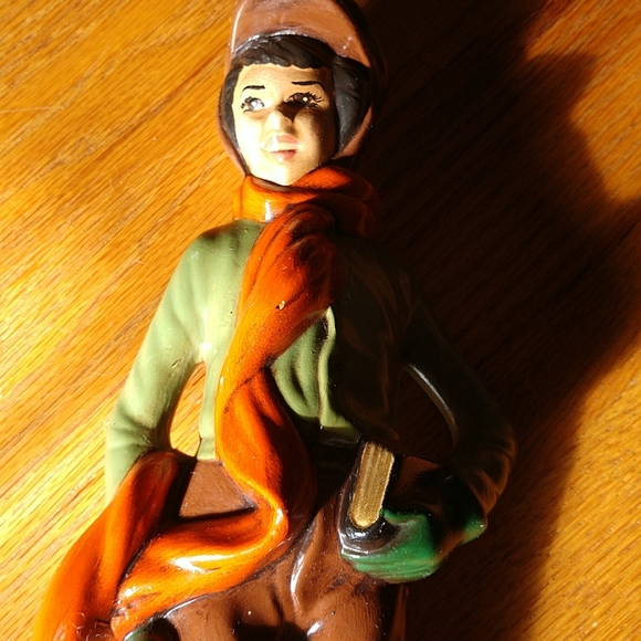 CR VINTAGE Hand Painted Newsboy Ceramic Figurine resembles a young Elvis - Picture 3 of 6